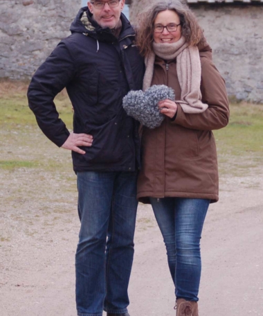 Monika och Björn från Rommunds fårgård Gotland håller i ett lammskinnshjärta vid Grynge fiskeläge.